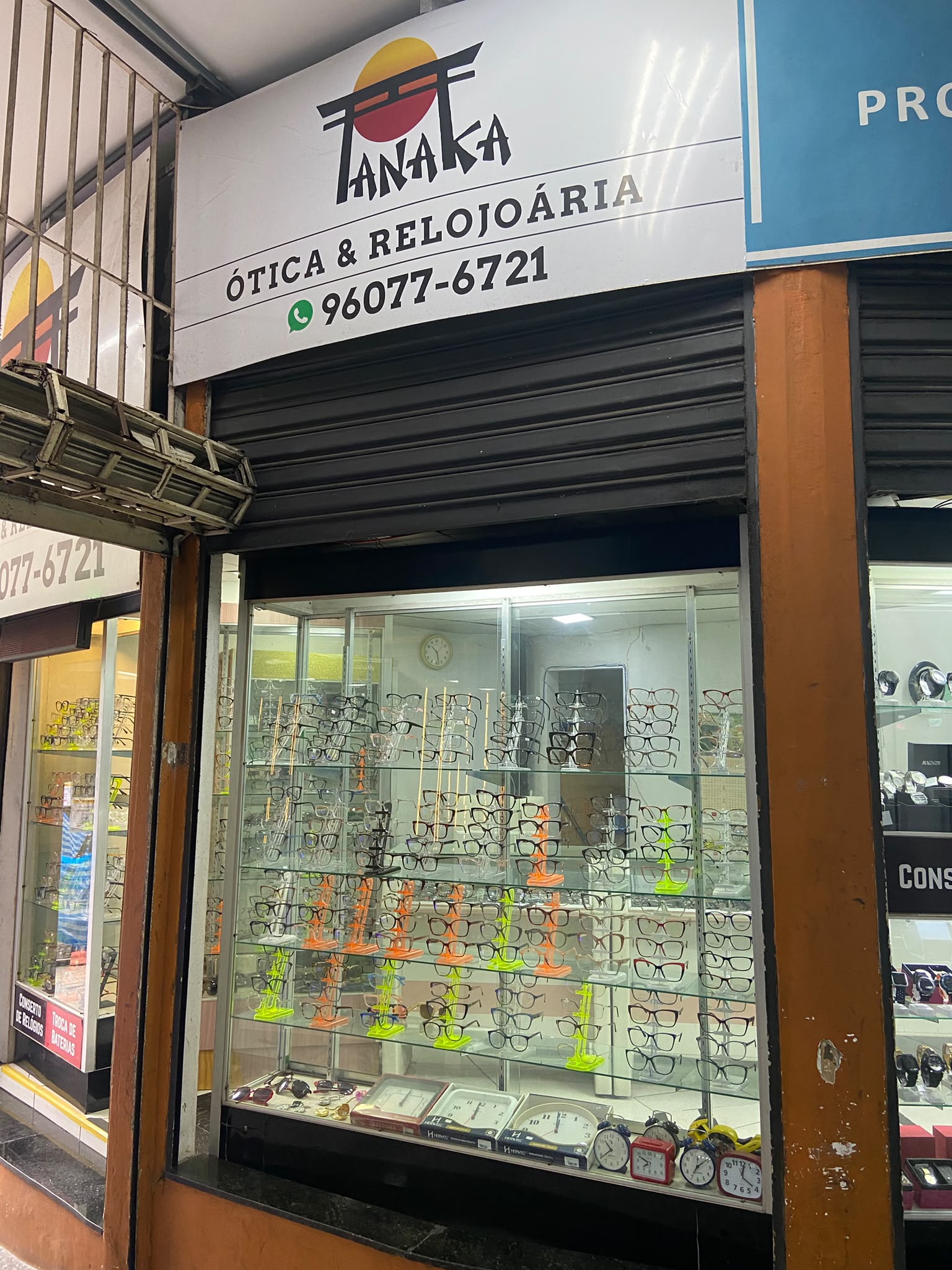 Entrada da loja com vitrine de óculos